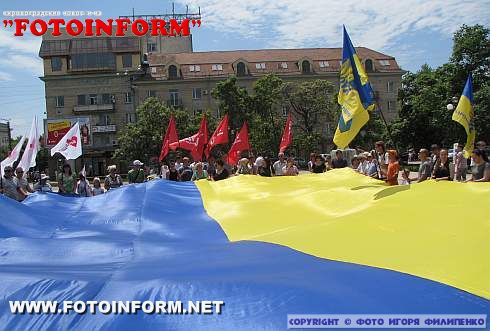 15-метровий державний прапор України розгорули на площі Кірова (фоторепортаж)